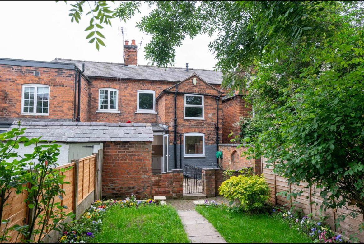 2 Bedroom Full Of Character Holiday home Nantwich